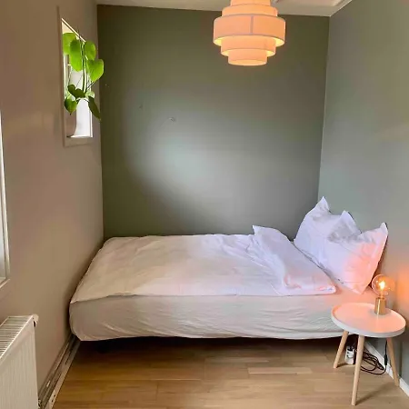 10 Min From Center By Metro & Free Parking דירה *